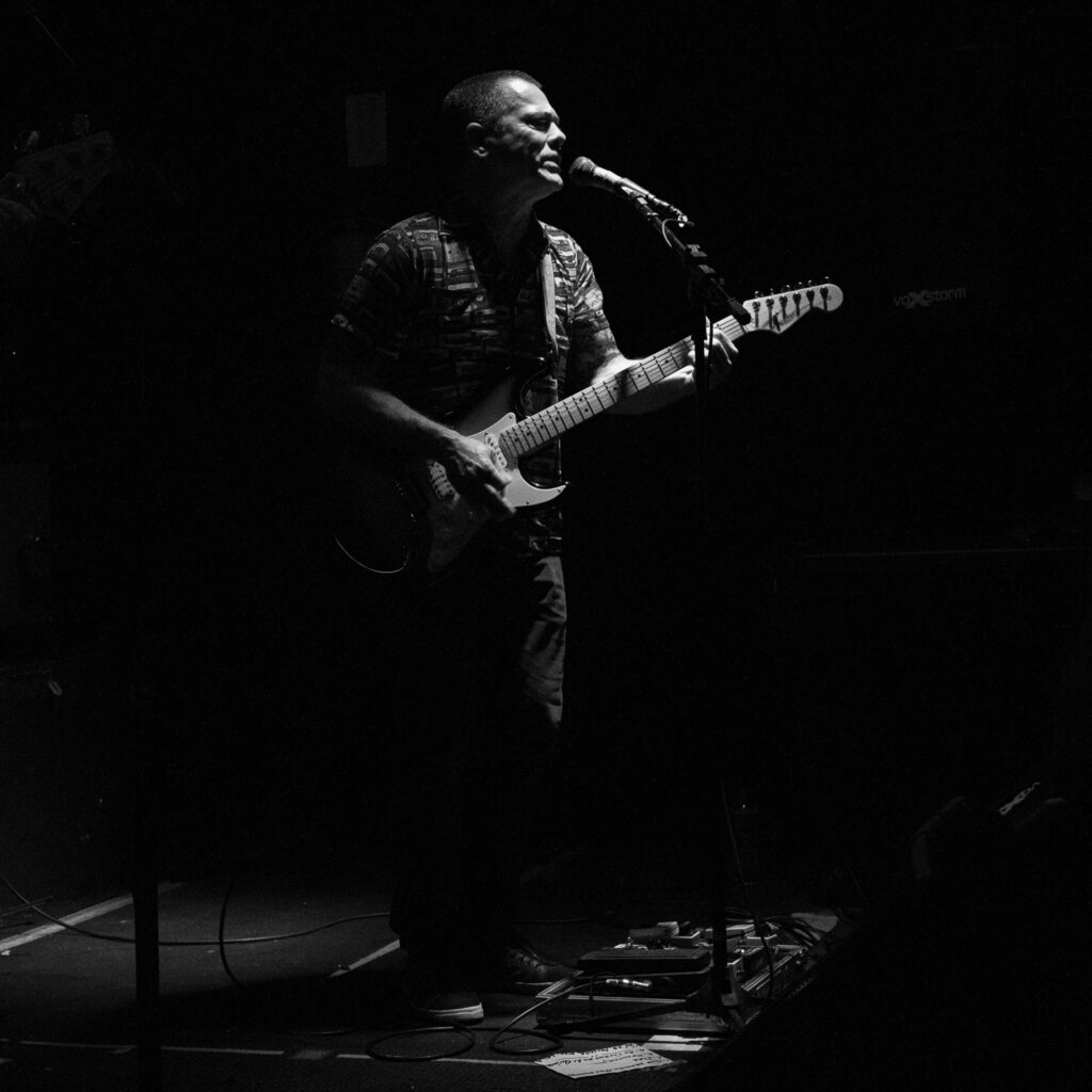 Serginho Feijó em apresentação ao vivo