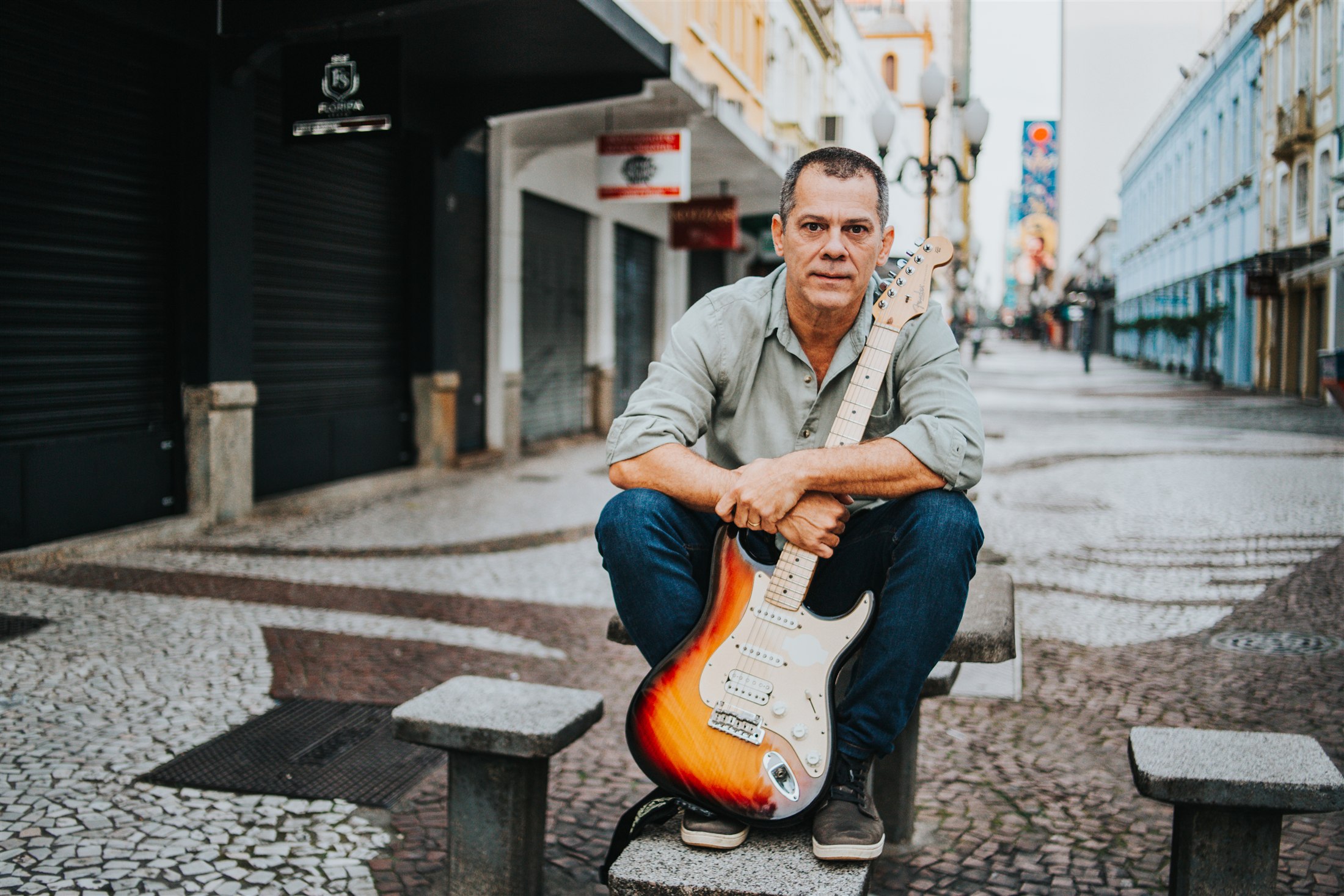 Serginho Feijó com sua guitarra no centro de Florianópolis